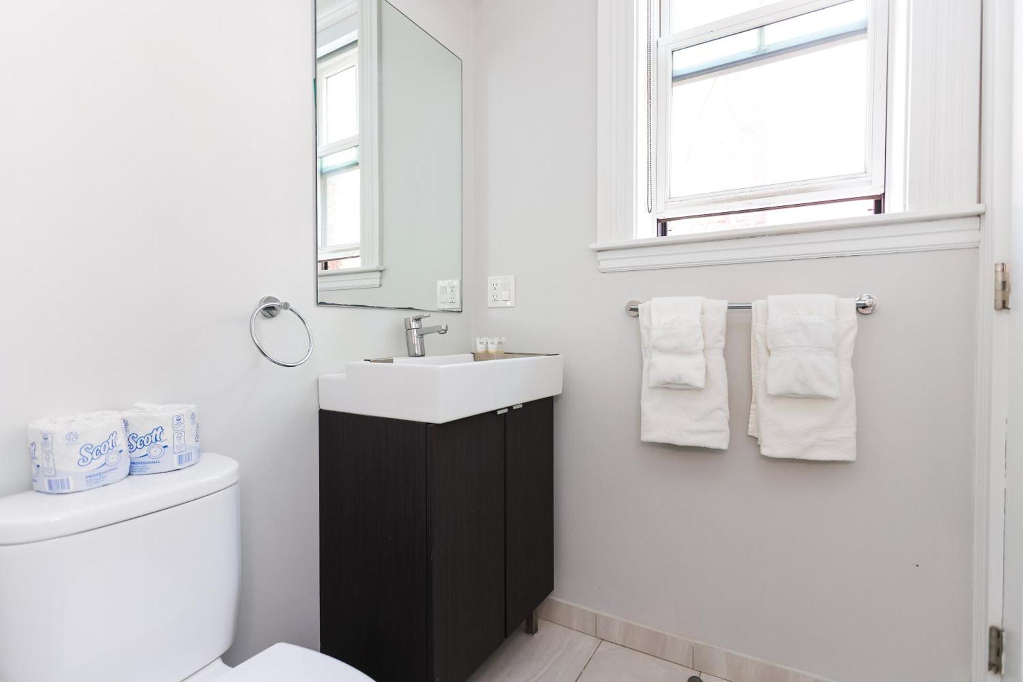 A Stylish Stay W/ A Queen Bed, Heated Floors.. #36 Brookline Exteriör bild