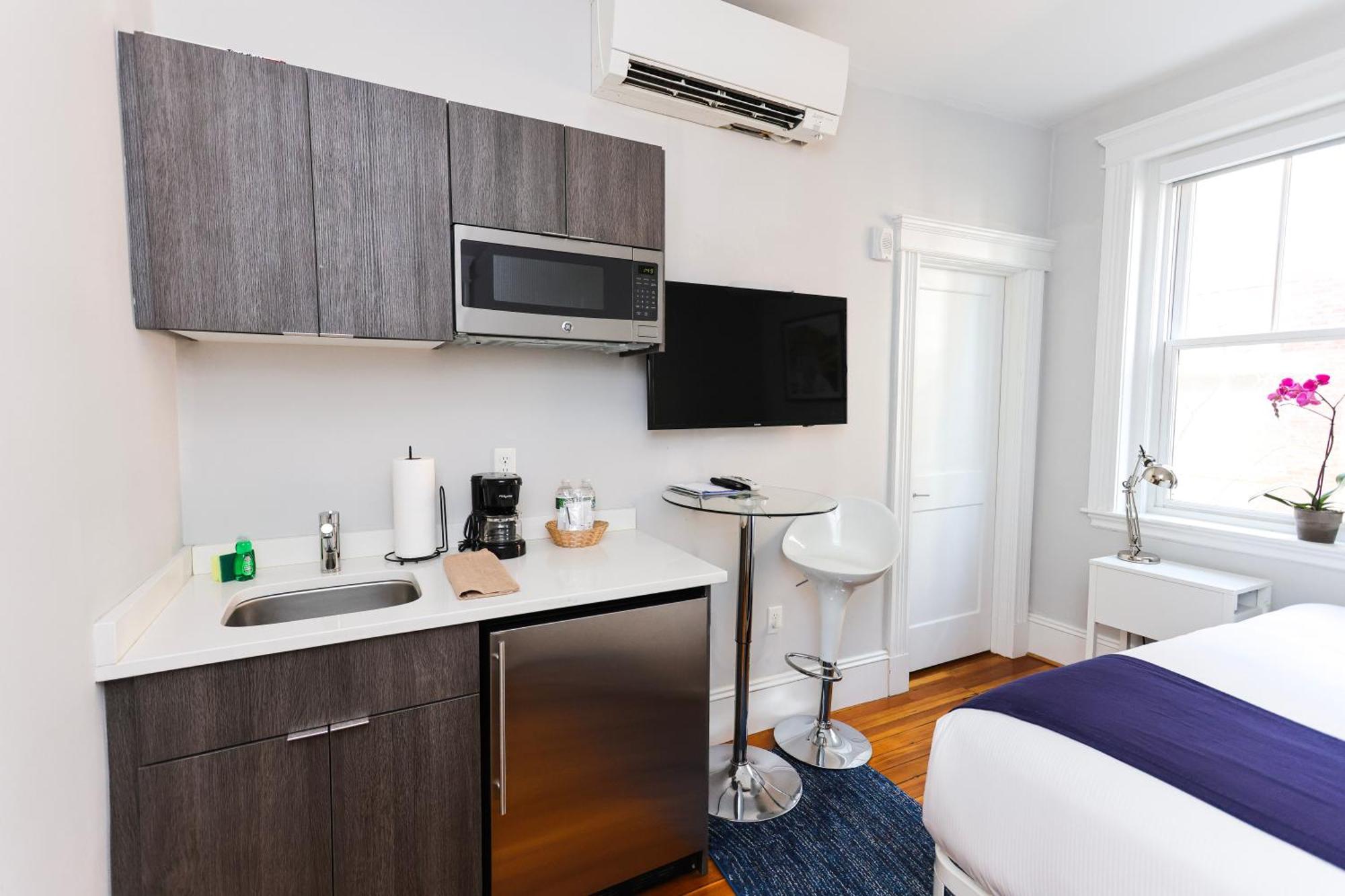 A Stylish Stay W/ A Queen Bed, Heated Floors.. #36 Brookline Exteriör bild